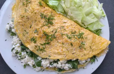 Omeleta se špenátem a cottage sýrem