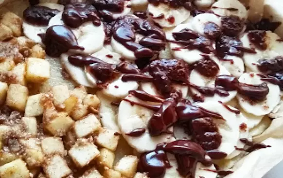 Topping na 2. polovinu:
     1) jablko oloupeme, zbavíme jadřince a nakrájíme na malé kostičky
     2) na rozpálenou pánev dáme lžičku kokosového oleje a na tom opražíme lžíci pohankových 
         vloček
     3) po chvíli přidáme nakrájené jablko, které rovnoměrně zasypeme cukrem a za občasného    
         promíchání vše necháme zkaramelizovat
     4) na závěr zaprášíme skořicí