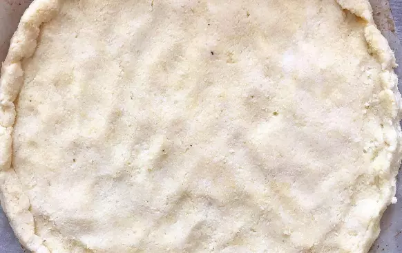 Mozzarellu rukou trochu “vyždímáme” (jen aby okapala přebytečná voda) a rozmixujeme tyčovým mixérem. Přidáme rozdrobené droždí a vše ostatní. Z těsta vytvoříme kouli, dáme na plech s pečicím papírem a rozválíme placku. Okraje koláče se snažíme udělat trochu vyšší, aby pak nevytekla náplň. 

Na tvarohovou náplň smícháme tvaroh s bílkem. Vylijeme na těsto, ale necháme uprostřed místo. Do tvarohu jsem pak naskládala ovoce, ale doporučuji ho dát do celé náplně a ne jen na okraje - tvaroh pak nebude “suchý”.
Na ořechovou náplň smícháme lžíci mletých ořechů a 2 lžíce bílku (odebrané z bílku na tvarohovou náplň). Rozprostřeme doprostřed a uděláme menší důlek, kam dáme lžičku povidel.

Pečeme na 175 stupňů cca 25 minut.