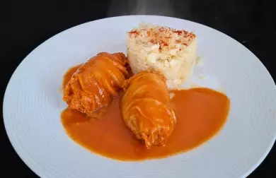 Zelné závitky s králičím masem , rajčatovou omáčkou a květákovou rýží