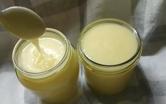 Všechny ingredience přivést k varu (nepřilnavá pánev), pak maličko snížit plamen, vařit do zhoustnutí. Po celou dobu vaření míchat, ze začátku méně, na konci opravdu stále. Při konzistenci husté kaše přelít do připravené sklenice (po chladnutí ještě trochu zhoustne).
Pokud chcete dobrý výsledek, rozhodně nezaměňujte za jiné sladidlo.  Například erythritol se vysráží a vytváří krystalky.