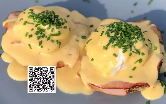 Pak přilévejte rozpuštěné  zchladlé máslo a stále šlehejte. Do dvou žloutků ho budete potřebovat cca 70g. Nakonec odstavte a zakápněte citronovou šťávou, můžete přidat ještě trošku pepře. Než si připravíte ztracená vejce ,udržujte holandskou omáčku ve vodní lázni, aby Vám nevystydla, občas promíchejte. 
V hrnci si ohřejte vodu, přidejte do ní ocet(na 300 ml cca 4 lžíce octa). Vodu přivedte těsně pod bod varu! Voda nesmí vřít,bublinky by vejce potrhaly!!!
Vejce si rozklepněte do naběračky, udělejte v hrnci vír a doprostřed opatrně vypusťte vejce z naběračky.
Pošírujte 3 minuty. Vejce vytáhněte z vody děrovanou naběračkou. Že je vejce hotové poznáte i po hmatu, prstem do něj zkuste opatrně štouchnout. Bílek musí být pevný, žloutek nikoli.