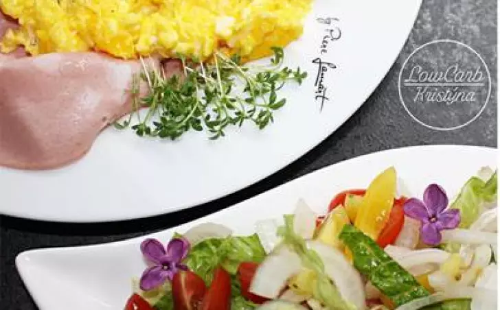 Míchaná vajíčka s mortadelou a cibulovým salátkem - LC