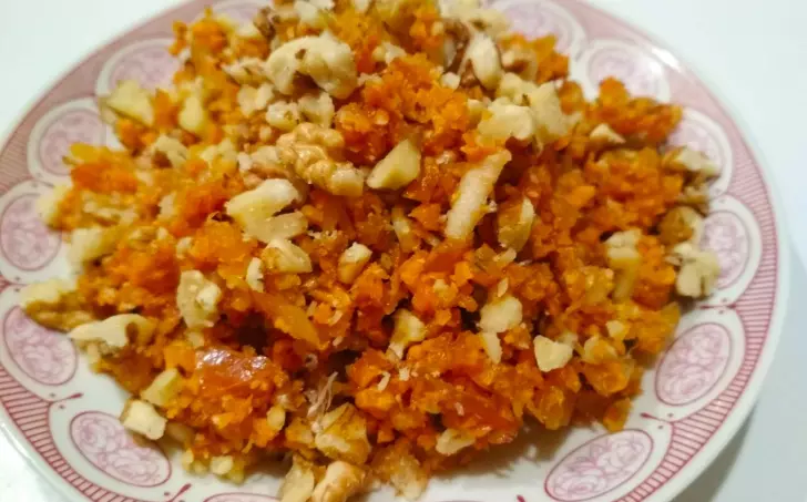 Mrkvový salát s ořechy podle Mačingové