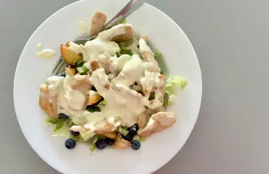 Salát s kuřecím masem, broskví, borůvkami a sýrovým dresinkem