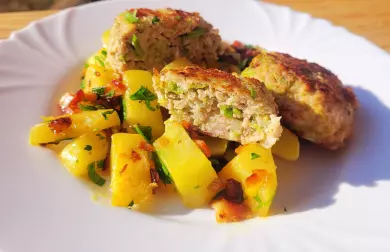 KAPUSTOVÉ KARBANÁTKY S MLETÝM MASEM A KEDLUBNOU NA SLANINĚ