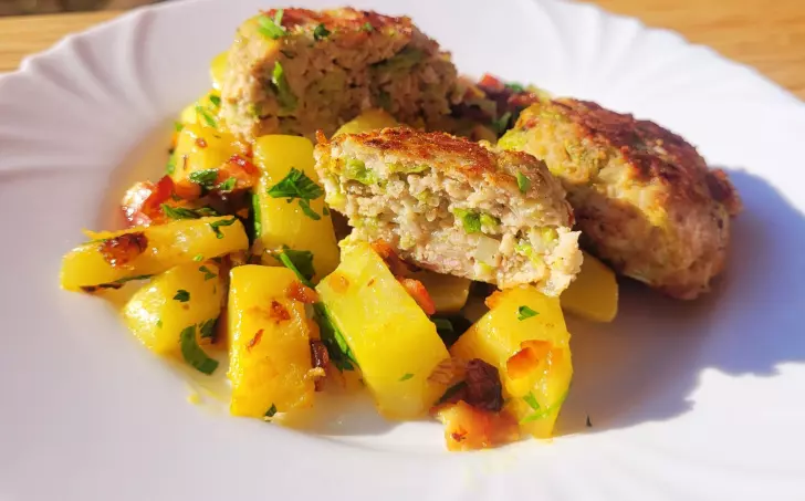 KAPUSTOVÉ KARBANÁTKY S MLETÝM MASEM A KEDLUBNOU NA SLANINĚ