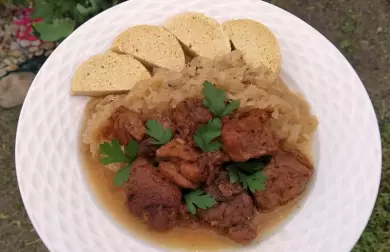 Moravský vrabec s dušenými kedlubnami a knedlíkem - LC