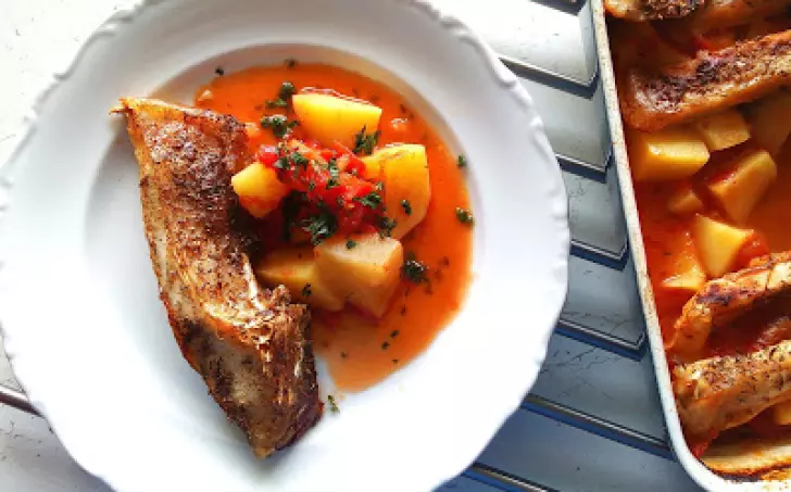 Kapr na kmíně s brambory a drcenými rajčaty