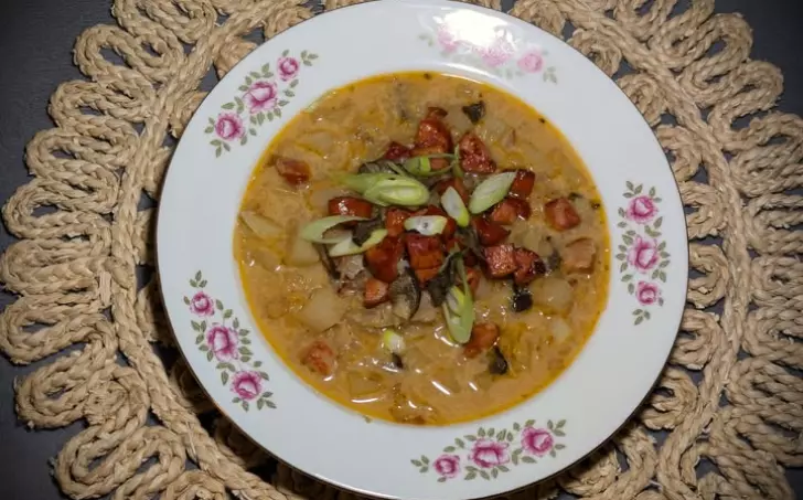 Uzená zelná polévka s hříbky a kedlubnou