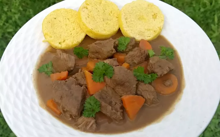 Hovězí kližka na mrkvi a tvarohový knedlík - LC