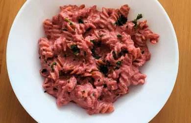 Těstoviny s omáčkou z červené řepy a cottage sýru