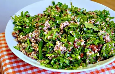 Letní salát z Quinoi s pečeným lilkem nebo paprikou - bez lepku a mléka a vajec