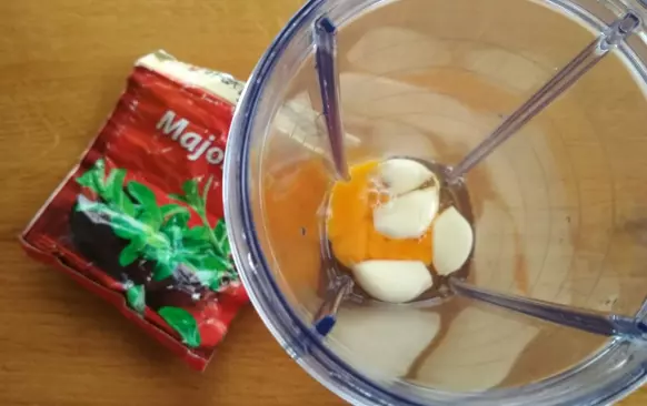 Nakrájím cibulku a hrst škvarků. Osmahnu do zlatova a nechám vychladnout. Mezitím očistím a naškrábu játra. Ta kuřecí jsou jemná a stačí je jen očistit a šupnout do mixéru – pokud byste pracovali s jinými, je lépe je ostrým nožem naškrabat a zbylé kousky vyhodit. 
V mixéru si do hladka rozmixuju vejce s česnekem, kořením a solí. Dělám to hned, abych měla jistotu, že se česnek hezky rozmixoval a v knedlíčkách nezůstanou kousky. Poté přidám játra a znovu umixuji.
Když je hmota hladká, přimíchám vychladlou cibulku se škvarky a tři lžíce psyllia.
Důkladně rozmíchám a nechám alespoň půl hodinky odpočinout.