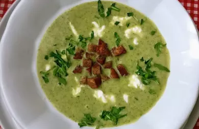 Zeleninová krémová polévka s rukolou a mozarellou