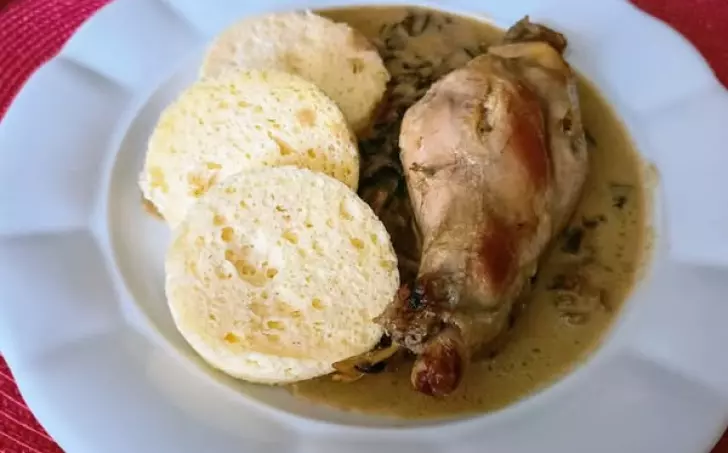 Králík na houbách  a paloučkový knedlík