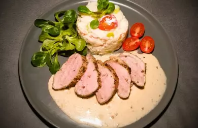 Panenská svíčková v ořechovém kabátku se smetanovou omáčkou a šťouchaným květákem  - LC