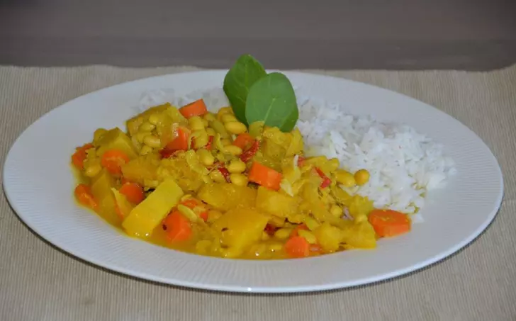 SOJOVÉ BOBY V SEZAMOVÉ OMÁČCE SE ZELENINOU