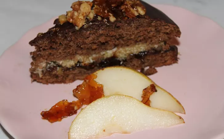 Perníková torta so slivkovo - hruškovou plnkou a slaným karamelom