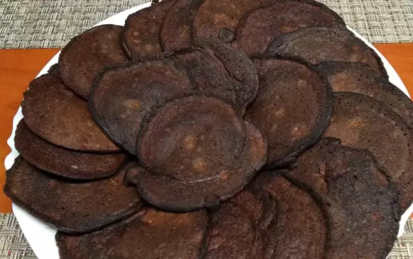 1. Rozemeleme lněné semínko a kokos v elektrickém mlýnku (lze použít mouky, ale lněná dlouho nevydrží a kokosovou nemám ráda, mletý kokos mi nevadí), smícháme s kakaem a sladidlem.
2. Přidáme vejce a smetanu (šlehačku lze z části nahradit smetanou na vaření, pokud hlídáte tuky, já dala půl napůl), řádně promícháme, nejlépe elektrickým šlehačem.
3. Necháme cca 10 minut odstát, aby těsto zhoustlo.
4. Smažíme zvolna na ghí, lívanečky se dají péct i v troubě na pečícím papíru. Většinou vychází cca 16 kusů, 4 kusy na porci.
5. Zdobíme dle chuti či zvyklosti, já tentokrát dala domácí jablečnou přesnídávku bez cukru (místo marmelády, jen tence potřít) a šlehačku, ozdoba není součástí receptu, musíte si vložit samostatně.