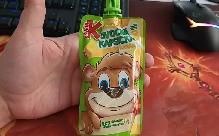 Perník zcelozrnné mouky s tvarohovým krémemem a malinovým želé