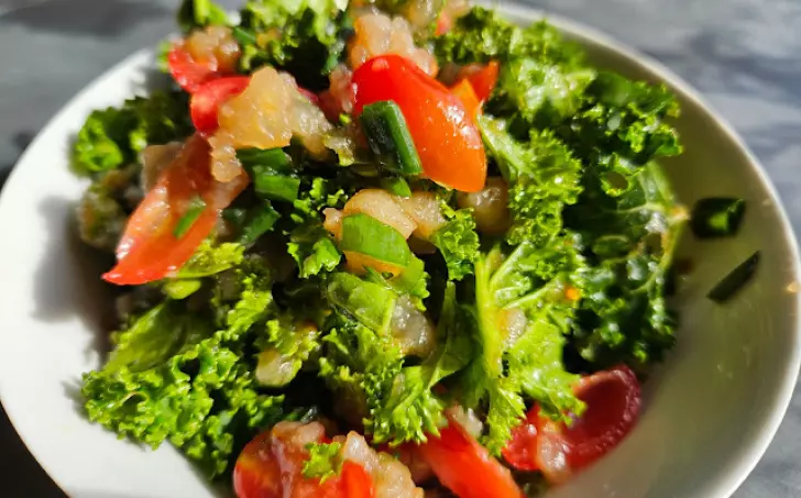 Salát s kompotovaným ovocem