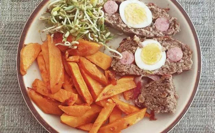 Plněná sekaná s batátovymi hranolky a fazolovými klíčky