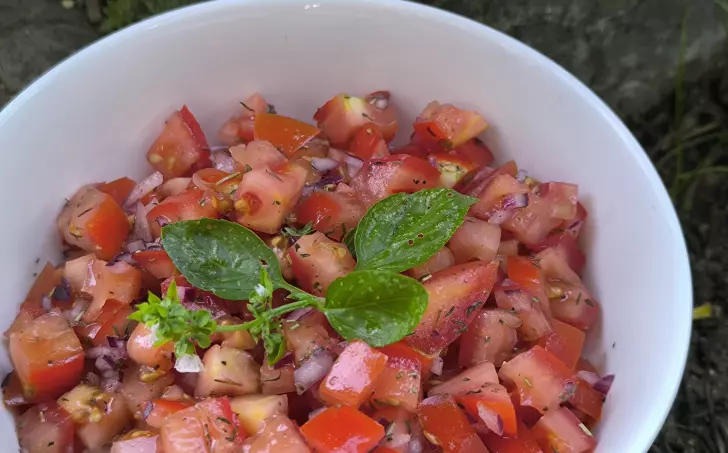 Rajčatový salát s cibulkou