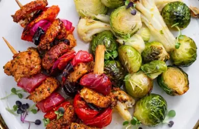 Mini špízky z vepřové pečeně a růžičková kapusta s květákem