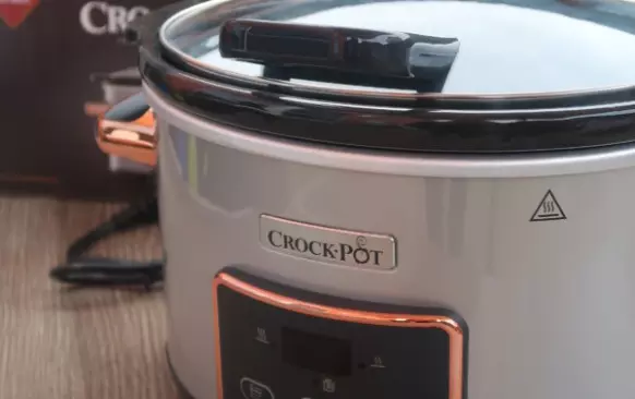 Recept je co do popisu a práce velmi jednoduchý a jediné, co vyžaduje, je čas. Nemusíte u něj ale stát, nemusíte nic míchat, a díky pomalému hrnci nemusíte ani hlídat stopky. Tohle úžasné zařízení totiž udělá vše za vás. Jde o hrnec, který je napojený na elektřinu a má časovač, a v tom je vlastně celý zázrak. A pak taky v tom, že takto pomalu vařené jídlo má daleko silnější a podmanivější chuť. Já mám k dispozici tento typ značky Crock-pot, který nabízí dva stupně „pomalení“ – pomalejší, na nižší teplotu, a trošku intenzivnější, s teplotou vyšší. Ovládání je velmi jednoduché – kromě intenzity si nastavíte už jen čas vaření (od půlhodinky až po 30 hodin) a hrnec se sám dle nastavení spustí. Po dokončení naplánovaného procesu se přepne do režimu údržby teploty, aby vám jídlo nevychladlo. Objem je 3,5 litru a vnitřní nádoba se dá vytáhnout, bez problémů umýt v myčce a nebo třeba šoupnout do trouby.