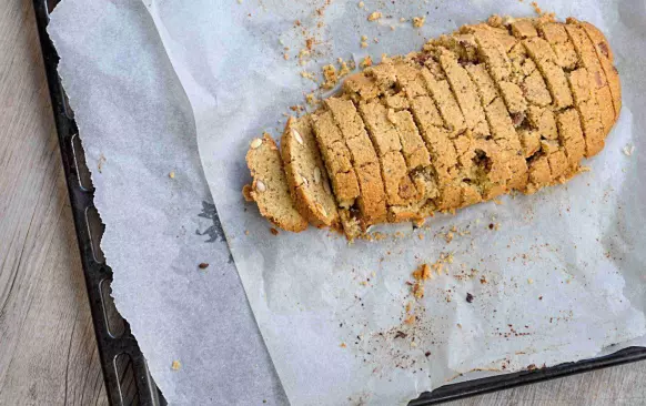 .Dám péct do předem vyhřáté trouby na 160°C 50 minut  (kůrka by měla být zlatá a vnitřek tuhý)

Šišku nechám úplně vychladnout (ideálně přes noc, aby se ztuhlé a odpočaté těsto dalo lépe krájet). Po řádném vychladnutí nakrájím na asi centimetrové plátky.