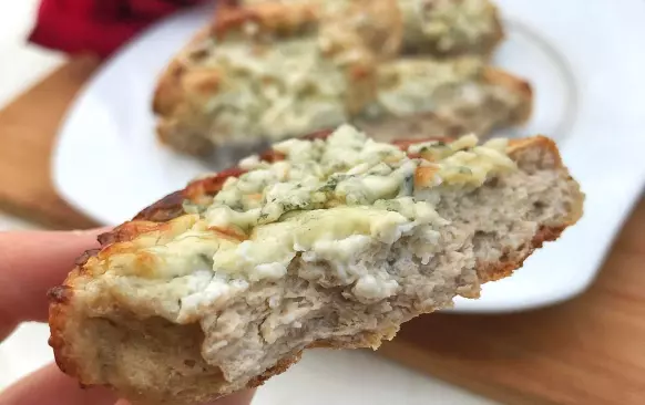 Ingredience na těsto smícháme a necháme 5 minut odležet, aby psyllium nasáklo přebytečnou vlhkost. Na náplň smícháme goldessu, strouhanou nivu a prolisovaný česnek. Poté utvoříme z těsta kuličky, promáčkneme lžící, aby vznikly koláčky a dáme náplň. Tvoříme rovnou na pečicím papíře. Pečeme na 180 stupňů cca 20 minut (hlídat! délka také záleží na velikosti koláčků) 

Je možné, ze náplně budete potřebovat víc, nebo vám naopak zbyde - záleží na velikosti koláčků.