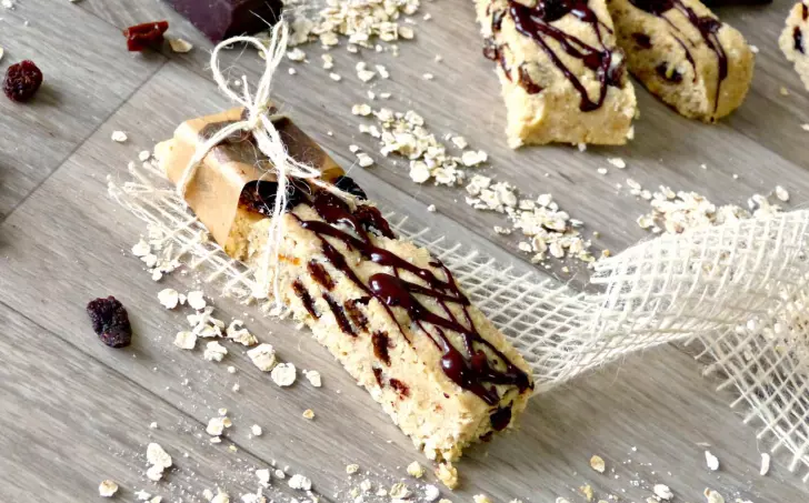 Domácí müsli tyčinky s medem, kokosem, meruňkovým Šmakounem a čokoládou s Ghítelou