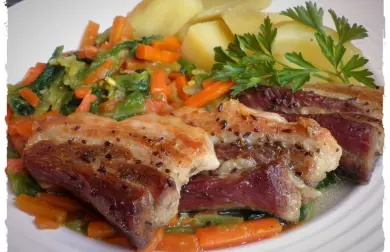 ROZPEČENÝ BŮČEK S DUŠENOU MRKVÍ A KAPUSTOU